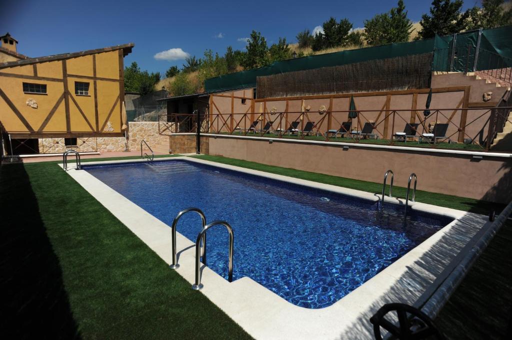una piscina en medio de un patio en El Rincón de Monasterio en Monasterio