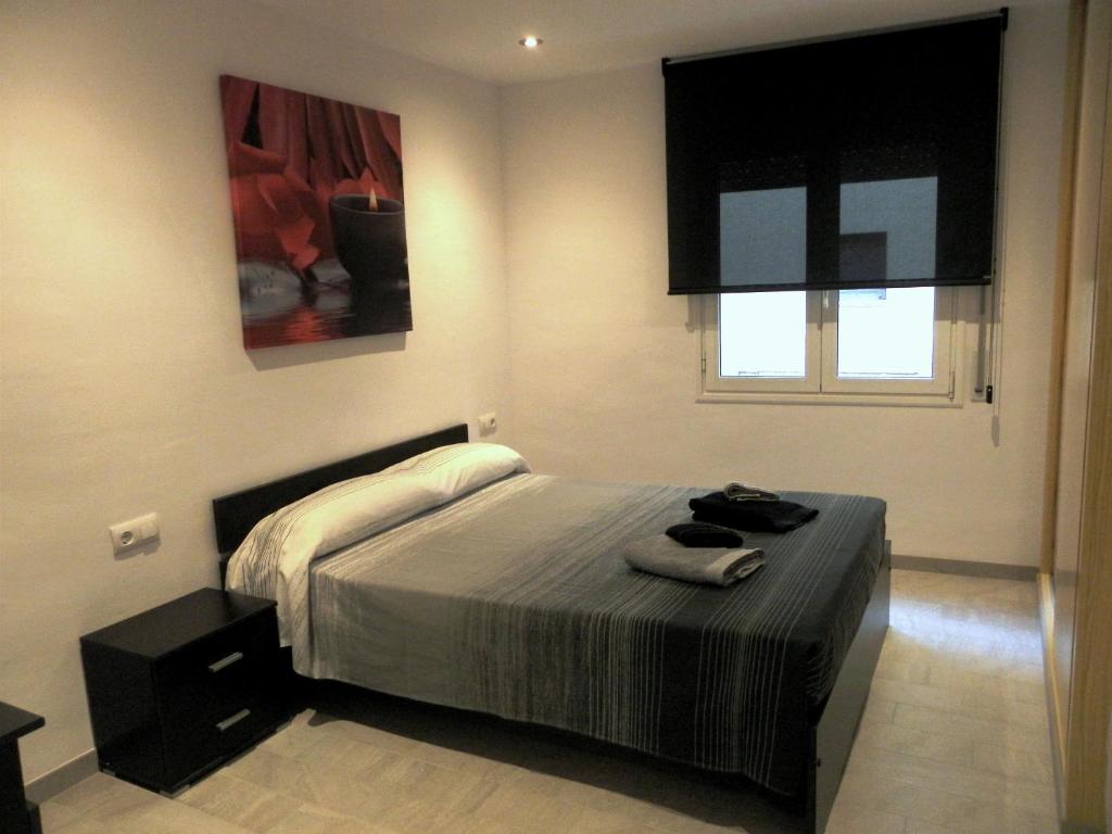 A bed or beds in a room at Apartament Margarit