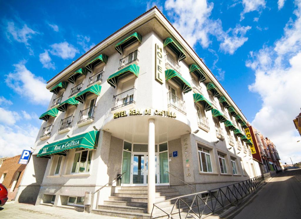 un gran edificio blanco en una calle de la ciudad en Hotel Real de Castilla, en Tordesillas