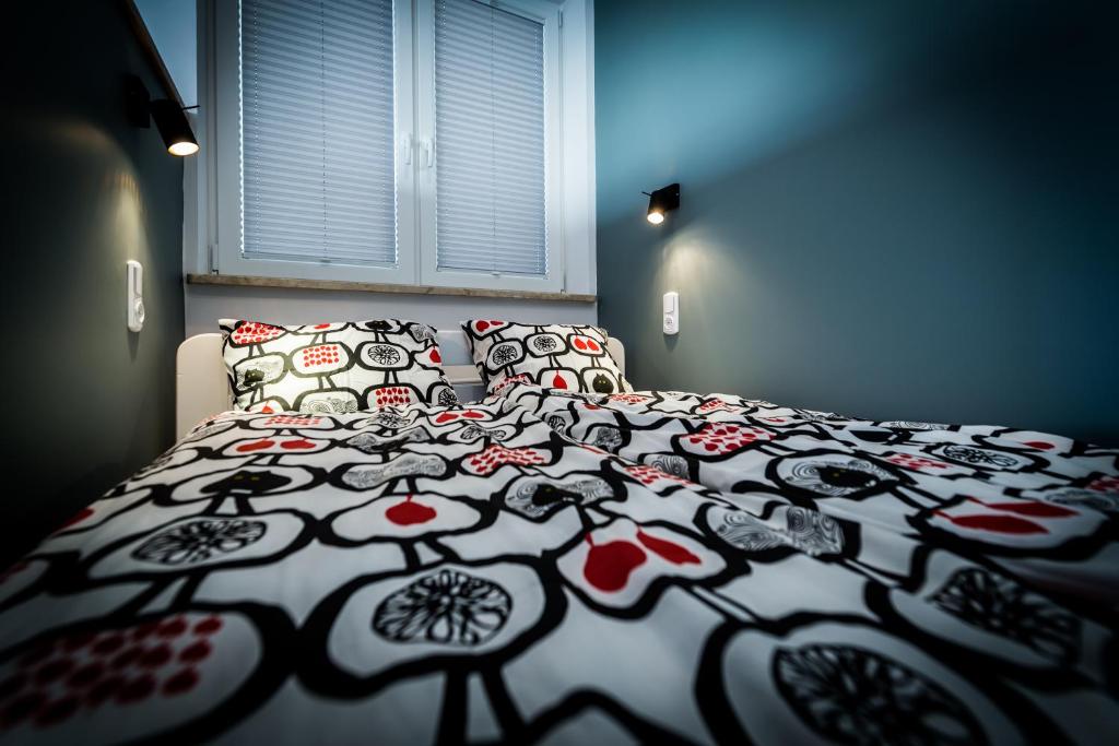 ギジツコにある#Żeglarska 2 - Giżycko centrumのベッドルーム1室(ベッド1台、白黒の掛け布団付)
