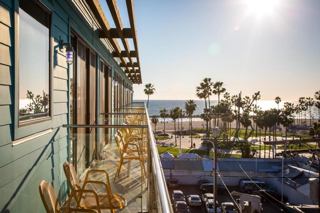 a balcony with chairs and a view of the ocean at Hotel Erwin Venice Beach in Los Angeles
