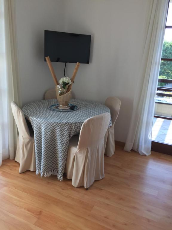 a table with a table cloth and a lamp on it at Residence Alexandra Stay in Sirmione