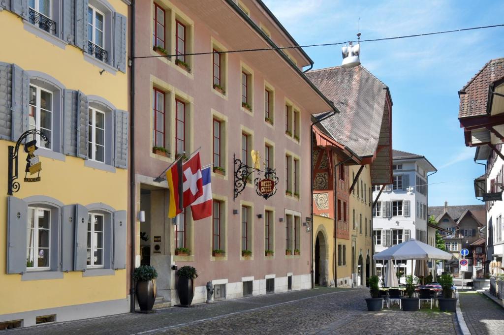 uma rua numa cidade com edifícios em Hotel Engel em Zofingen