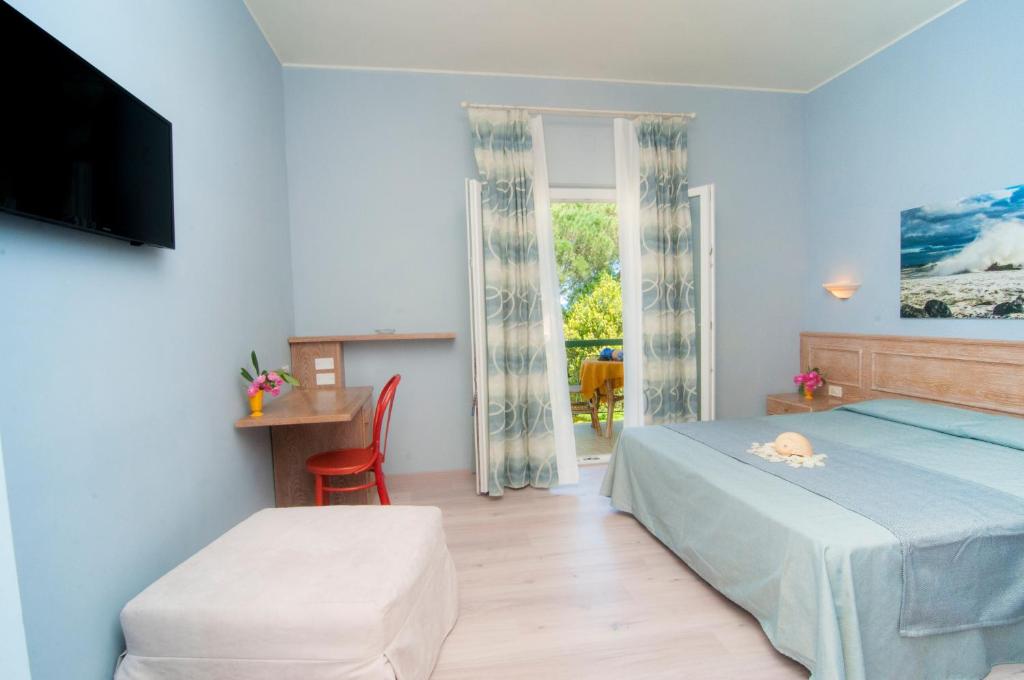 A bed or beds in a room at Hotel Marelba