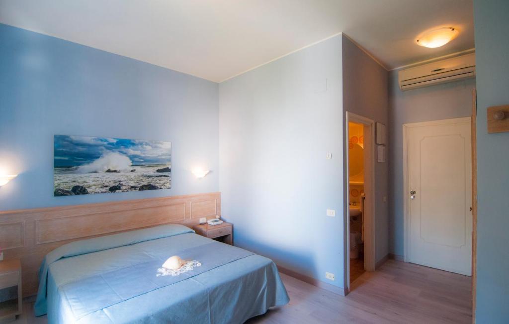 A bed or beds in a room at Hotel Marelba
