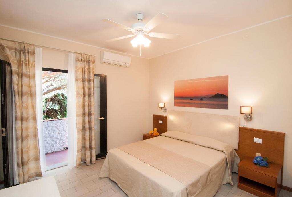 A bed or beds in a room at Hotel Marelba