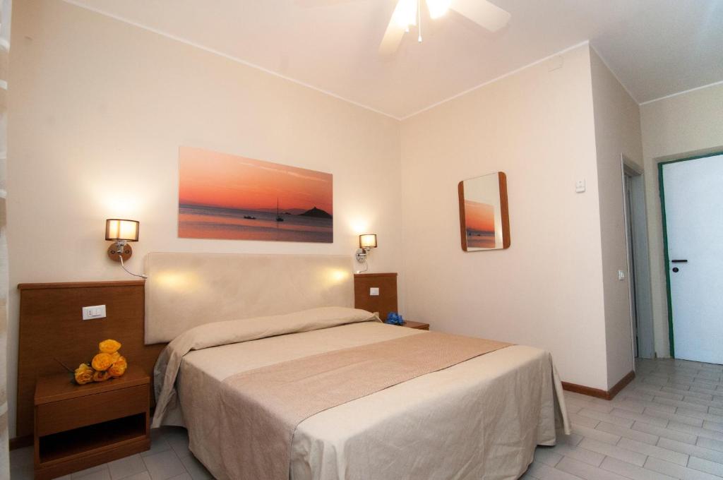 A bed or beds in a room at Hotel Marelba