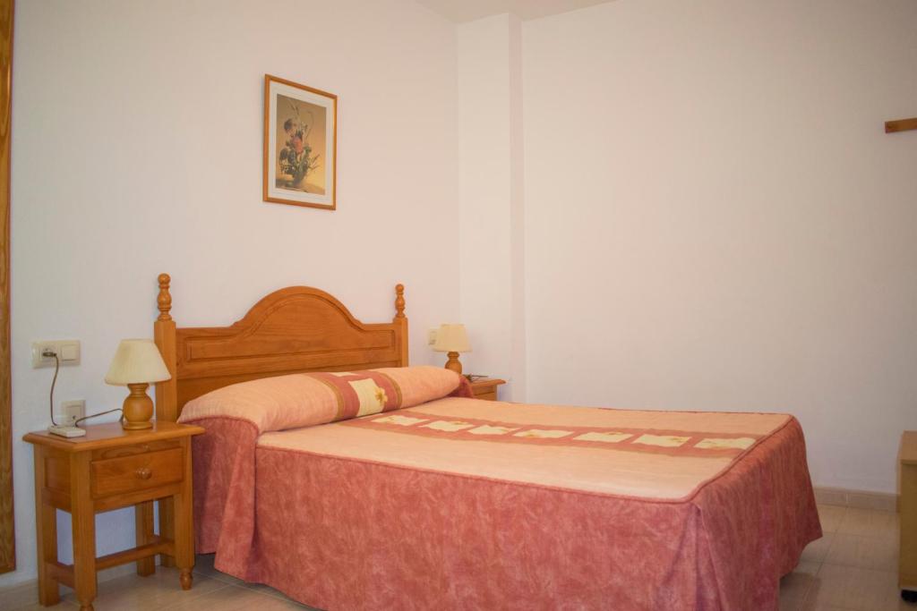 Posteľ alebo postele v izbe v ubytovaní Apartamentos Carmina
