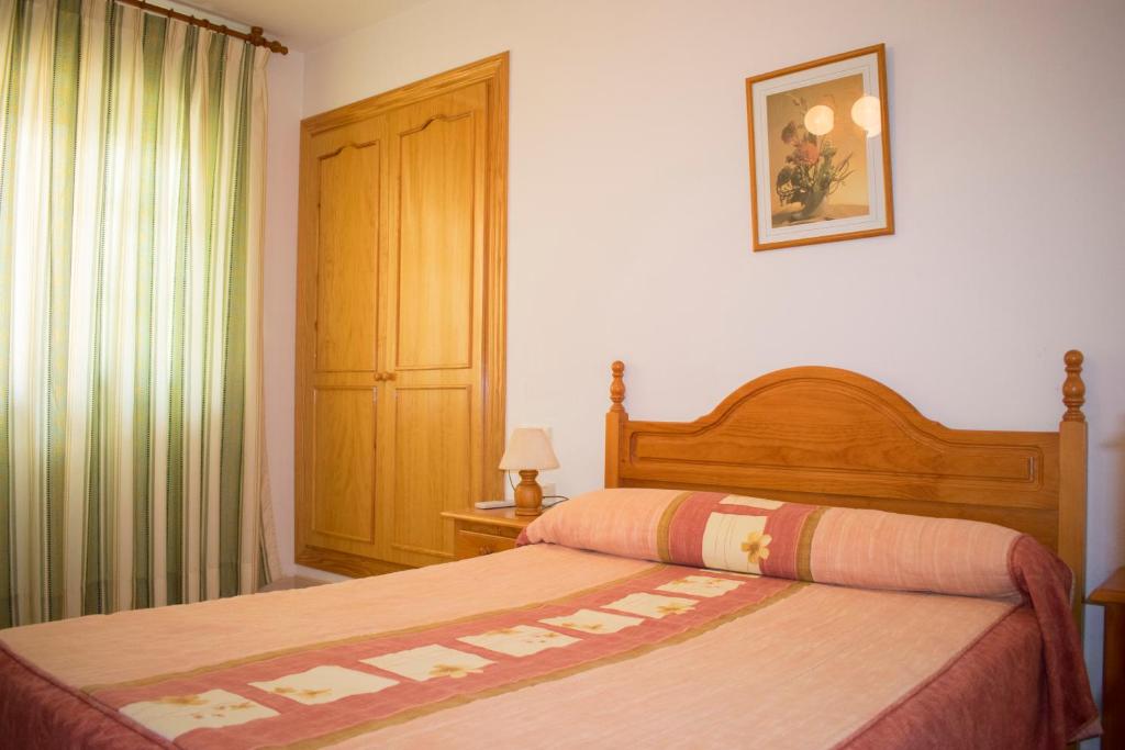 Posteľ alebo postele v izbe v ubytovaní Apartamentos Carmina