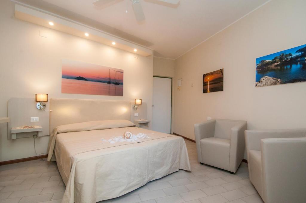 A bed or beds in a room at Hotel Marelba