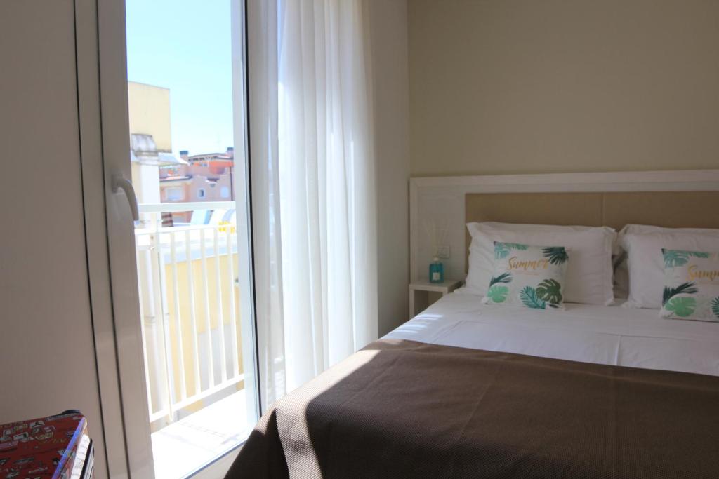 Postel nebo postele na pokoji v ubytování Hotel Augustus- Davanti a noi c'è solo il mare