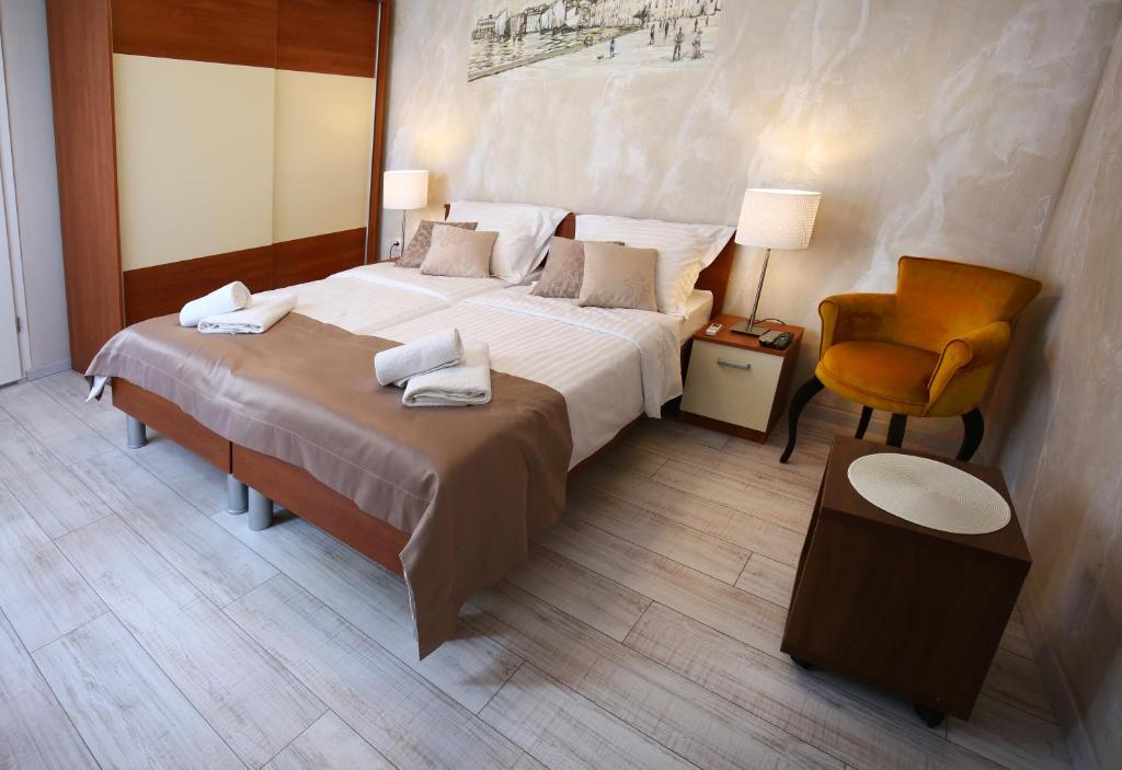 Postel nebo postele na pokoji v ubytování Luxury Lidija Rooms