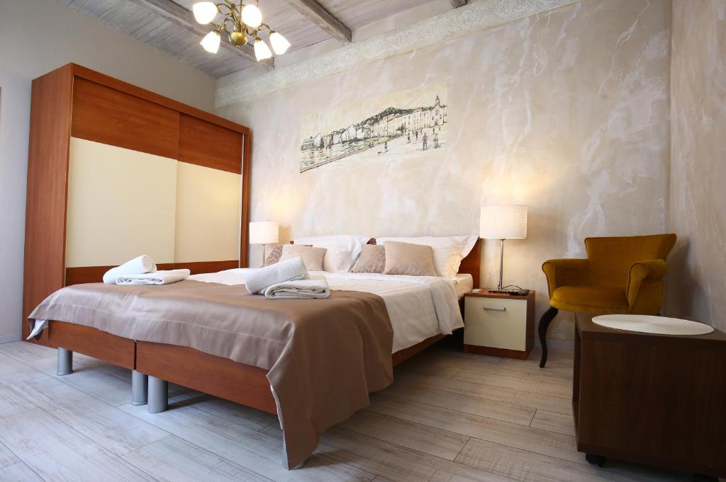 Postel nebo postele na pokoji v ubytování Luxury Lidija Rooms