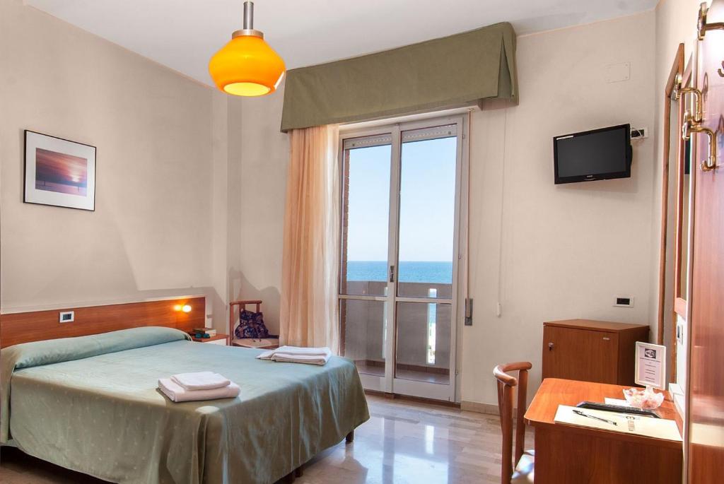 Postel nebo postele na pokoji v ubytování Hotel Continental Fano
