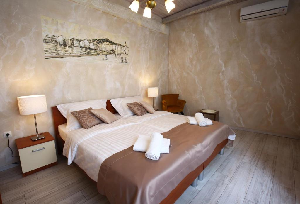 Postel nebo postele na pokoji v ubytování Luxury Lidija Rooms