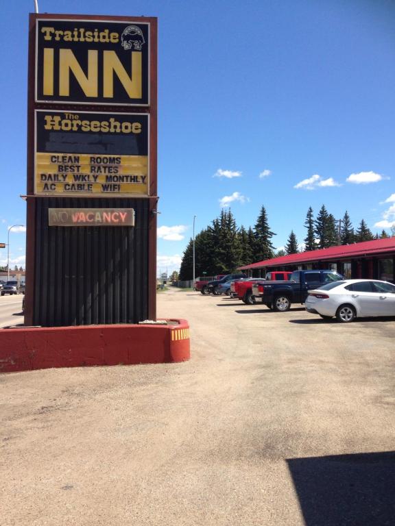 una señal para una tienda en un estacionamiento en Trailside Inn en Lloydminster