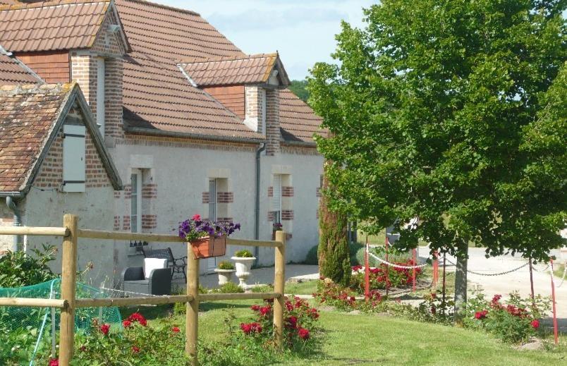 ein Haus mit einem Zaun davor in der Unterkunft La Ferme de la Maugerie in Thoury