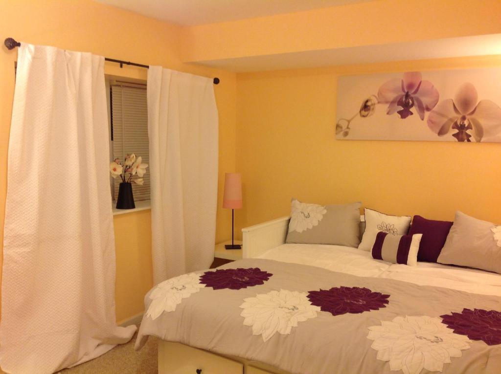 1 dormitorio con 2 camas y ventana con ventilador en Mojoy Homesuites At Runyon, en Newark