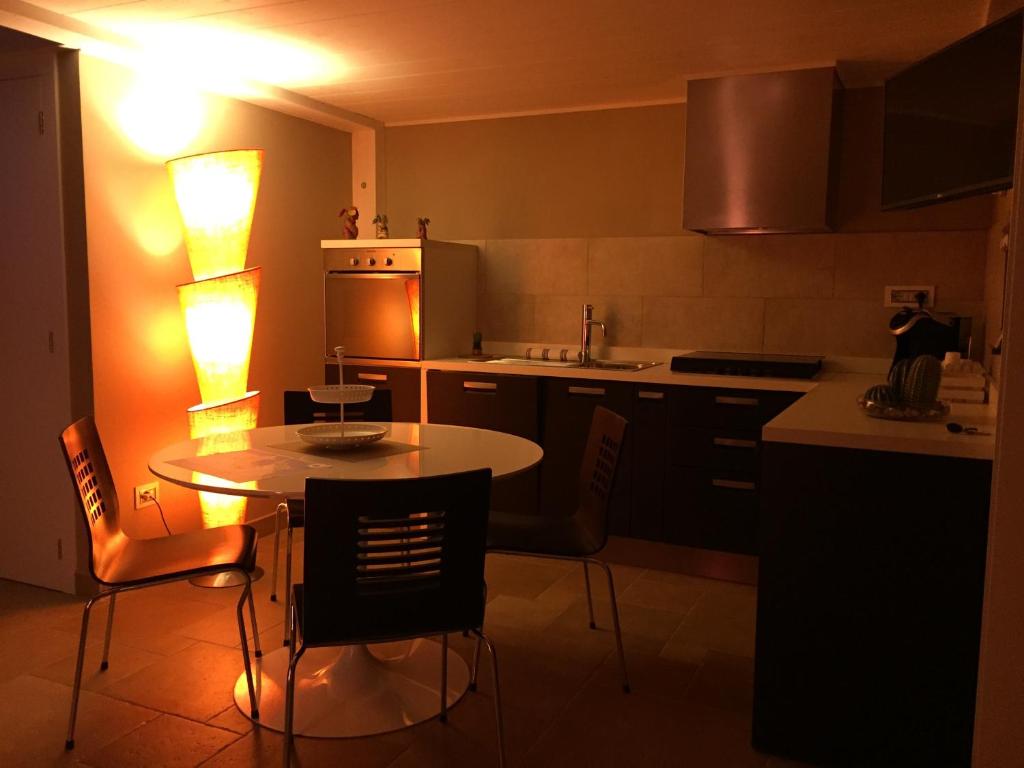 Kuchyň nebo kuchyňský kout v ubytování OroVerde Rooms & Suite nel cuore di Trani