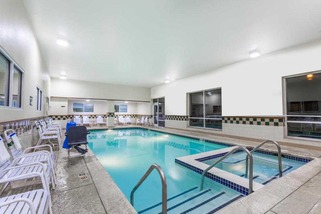 Bazén v ubytování Days Inn by Wyndham Hershey nebo v jeho okolí