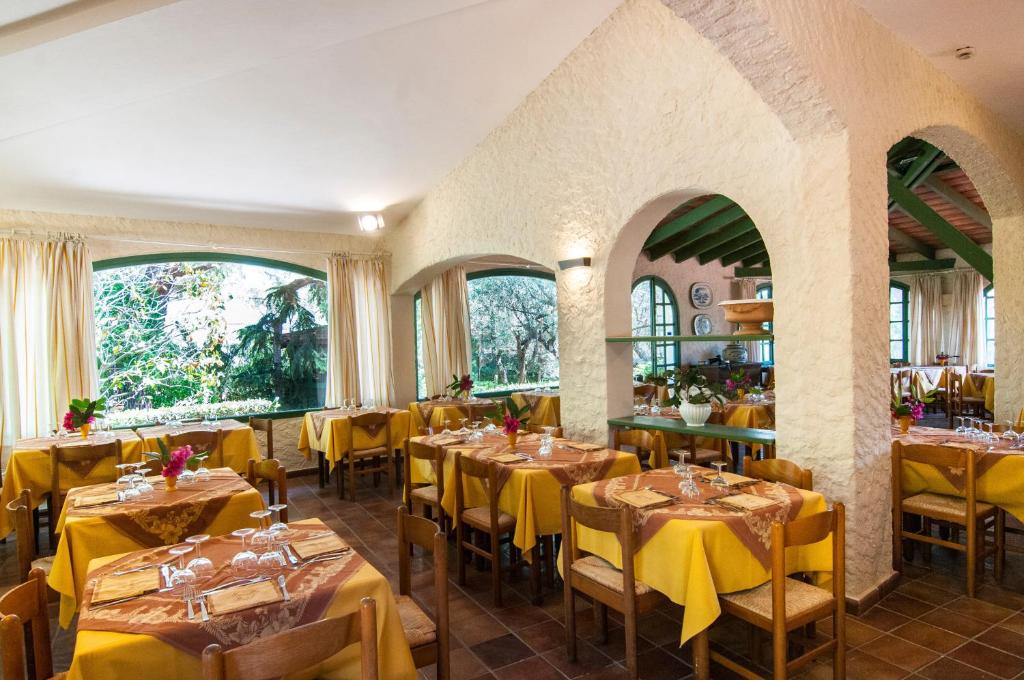 A restaurant or other place to eat at Hotel Marelba