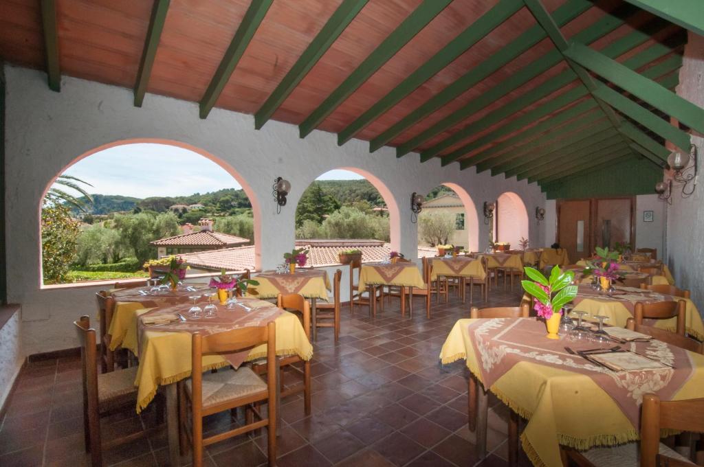 A restaurant or other place to eat at Hotel Marelba