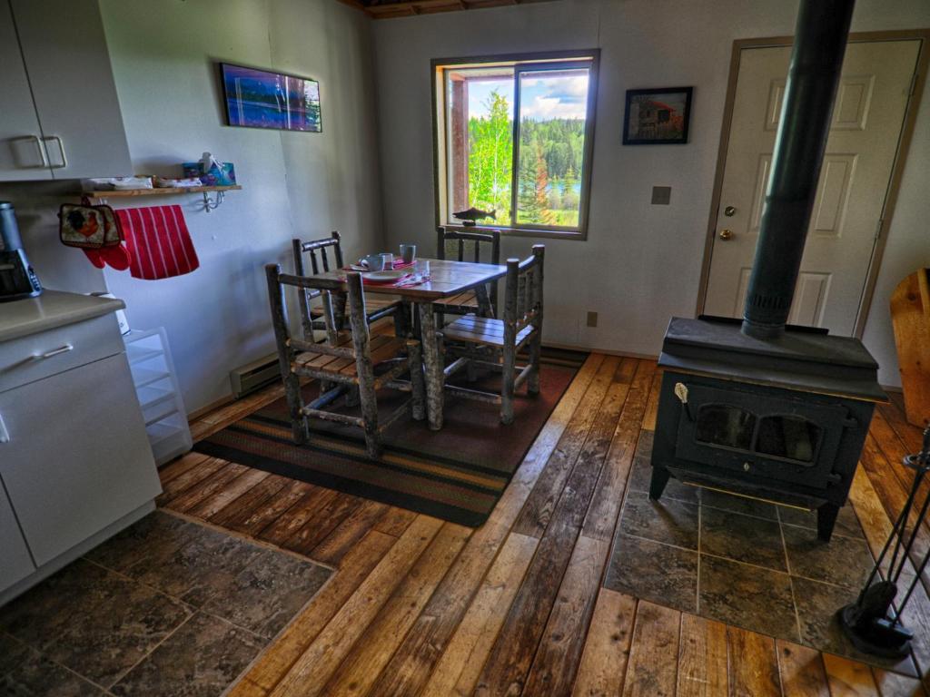 Kuchyň nebo kuchyňský kout v ubytování Ruth Lake Lodge Resort