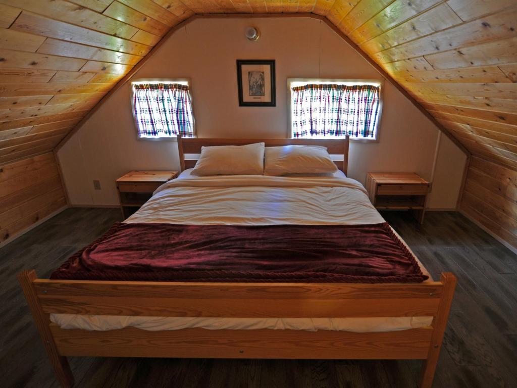 Postel nebo postele na pokoji v ubytování Ruth Lake Lodge Resort