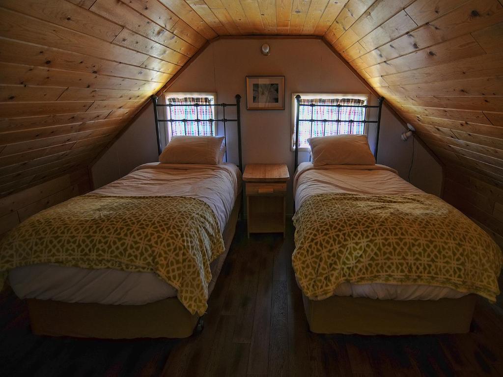 Postel nebo postele na pokoji v ubytování Ruth Lake Lodge Resort