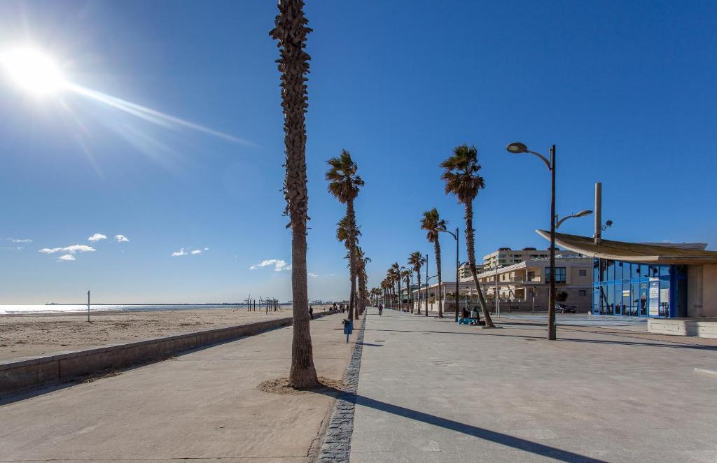 einen Bürgersteig mit Palmen am Strand in der Unterkunft Valencia/Mare Nostrum in Valencia