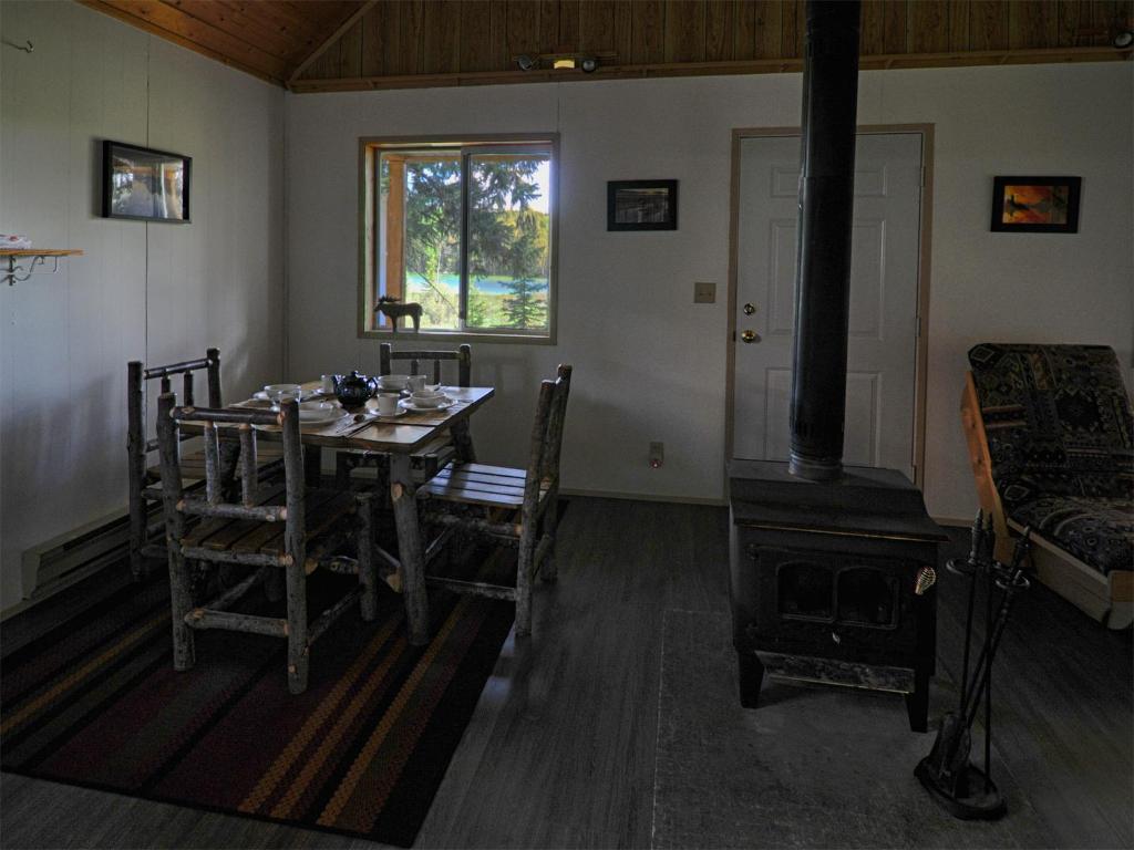 Posezení v ubytování Ruth Lake Lodge Resort