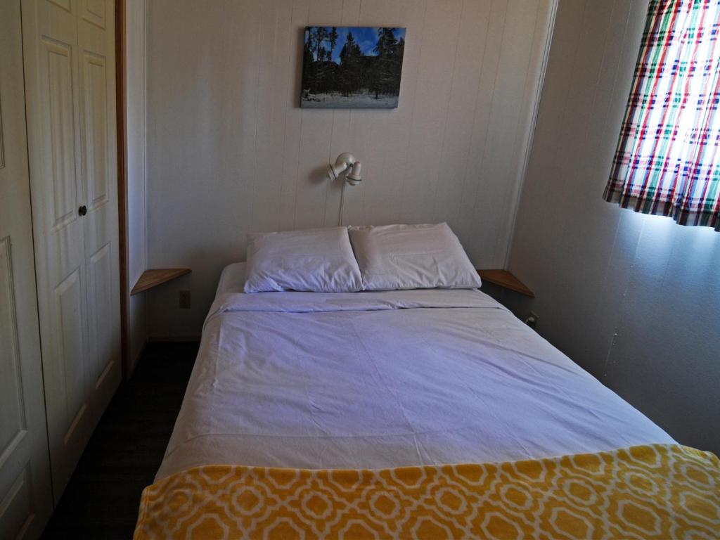 Postel nebo postele na pokoji v ubytování Ruth Lake Lodge Resort
