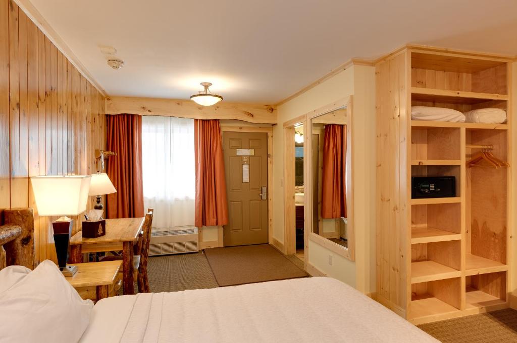 Voodi või voodid majutusasutuse Adirondack Spruce Lodge toas