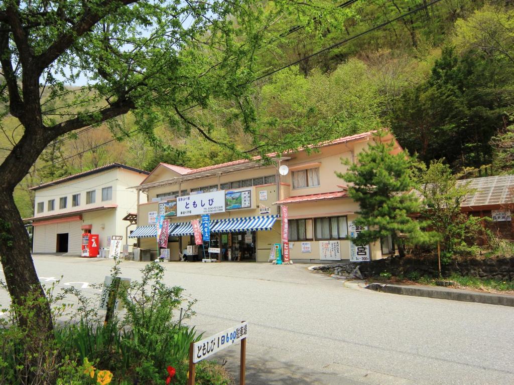 une rue dans une petite ville avec un bâtiment dans l'établissement Guesthouse Tomoshibi, à Matsumoto