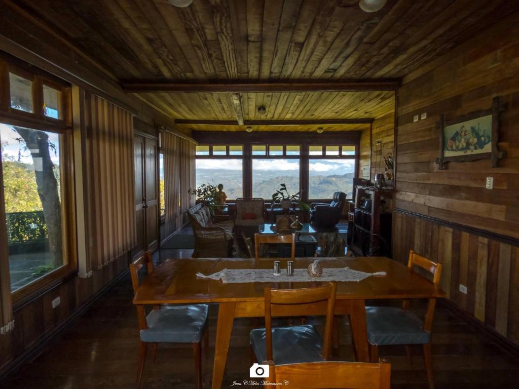 Restaurace v ubytování Finca Queveri