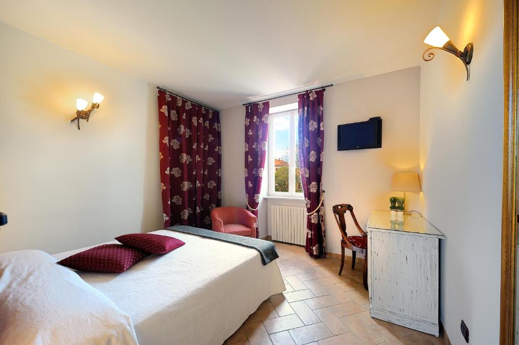 A bed or beds in a room at Albergo Giuan Arma di Taggia