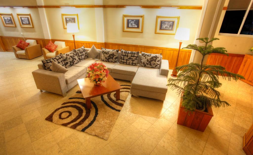 Posezení v ubytování The Queensburry City Hotel