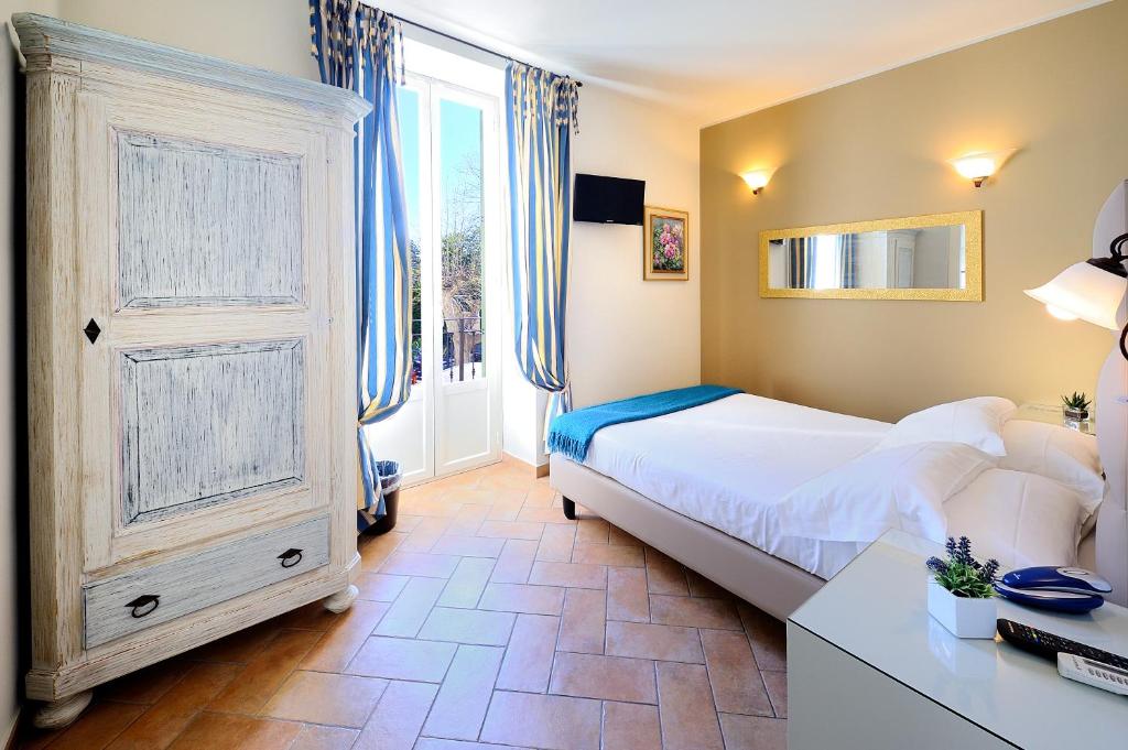 A bed or beds in a room at Albergo Giuan Arma di Taggia