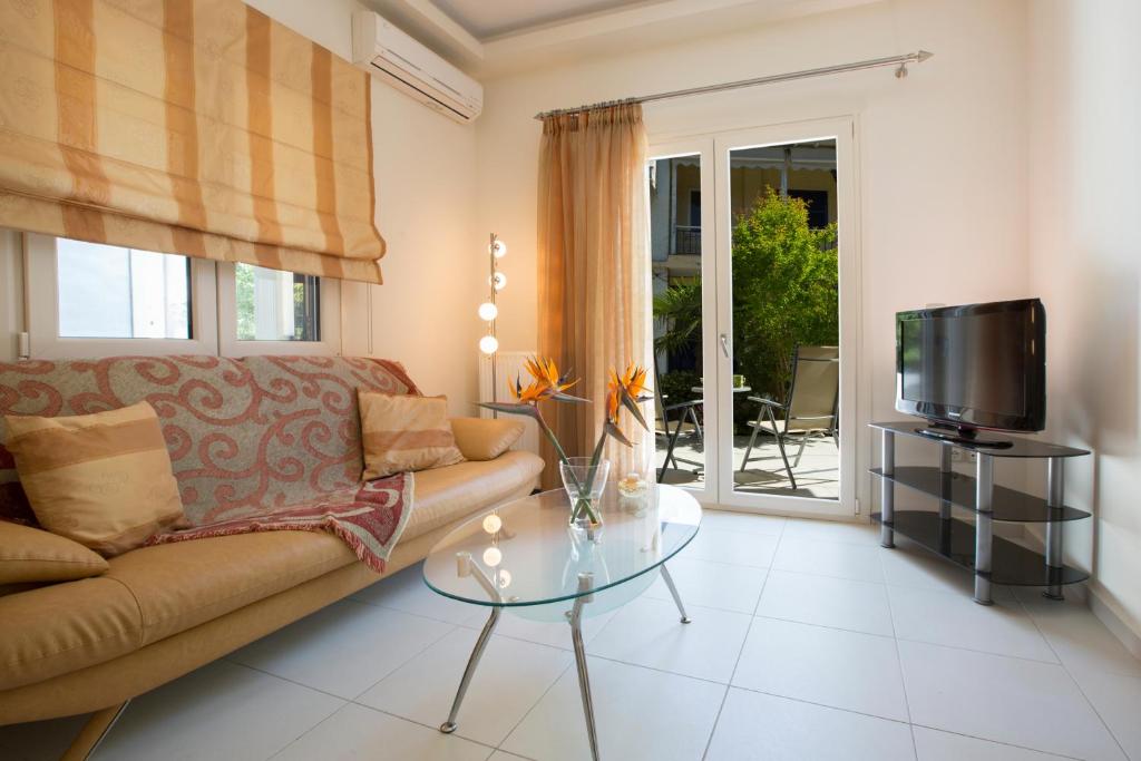 sala de estar con sofá y mesa de cristal en House downtown Lefkada en Lefkada