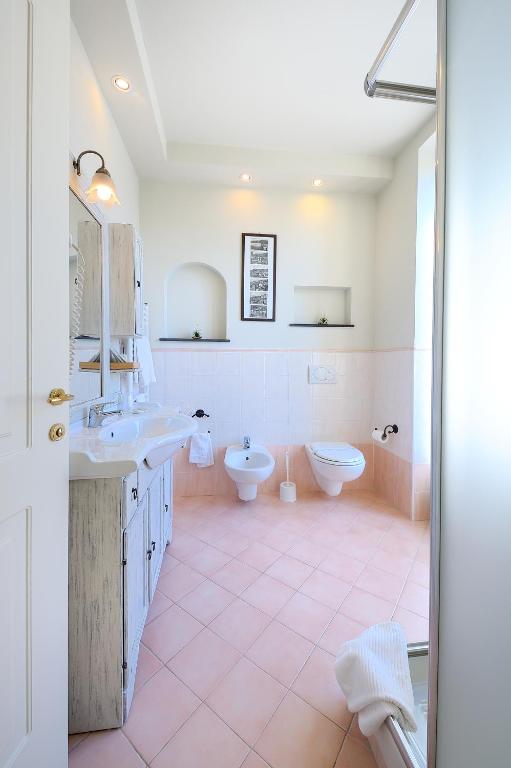 A bathroom at Albergo Giuan Arma di Taggia