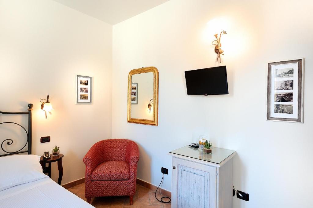 A television and/or entertainment centre at Albergo Giuan Arma di Taggia