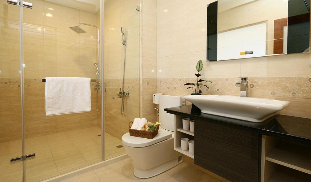 een badkamer met een toilet, een wastafel en een douche bij Residents with easy places in Taitung