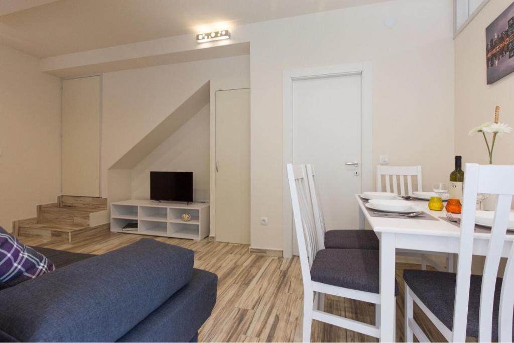 Televízia a/alebo spoločenská miestnosť v ubytovaní Apartman Fortica