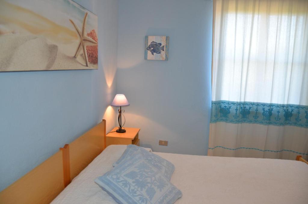 Łóżko lub łóżka w pokoju w obiekcie Vacanze Sardegna Mare San Giovanni Posada