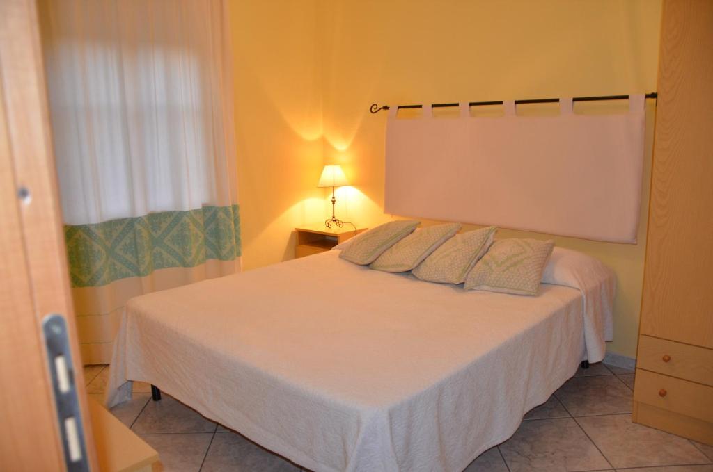 Łóżko lub łóżka w pokoju w obiekcie Vacanze Sardegna Mare San Giovanni Posada