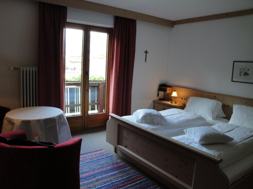 a bedroom with a large bed and a window at Gästehaus Brindlinger in Zell am Ziller