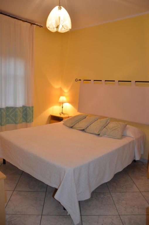 Łóżko lub łóżka w pokoju w obiekcie Vacanze Sardegna Mare San Giovanni Posada