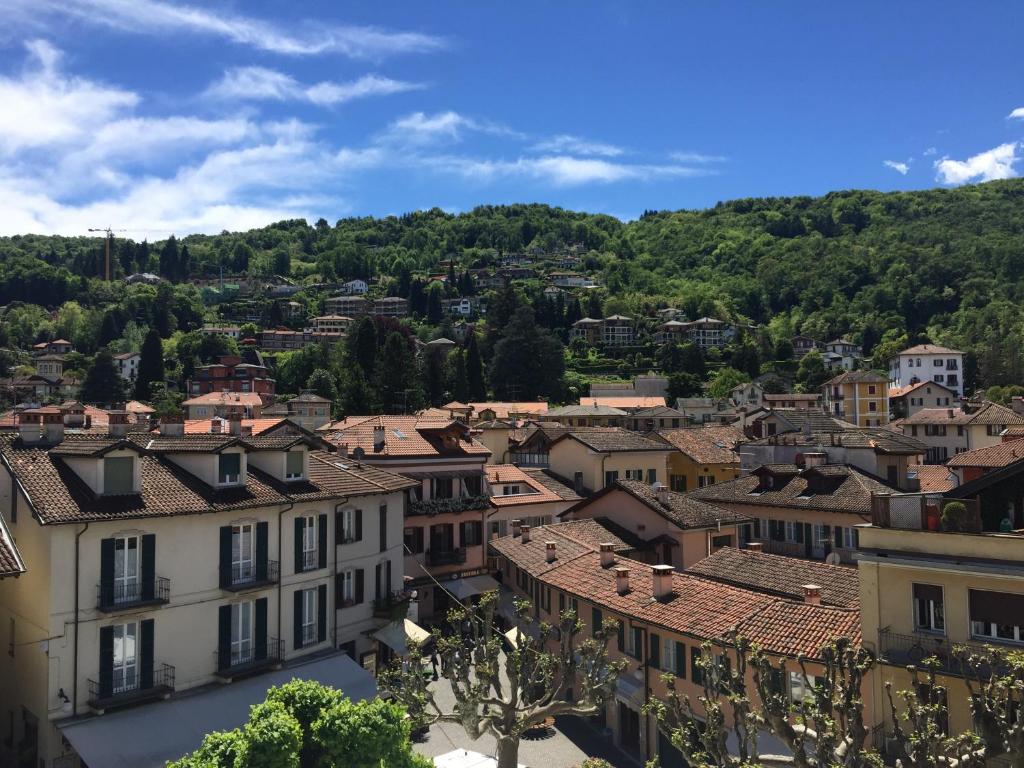 uitzicht op de stad vanaf het kasteel bij Affittacamere Caffè Nazionale in Stresa