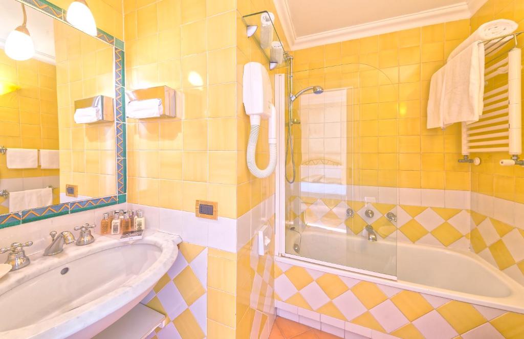 Un baño de Miramare E Castello