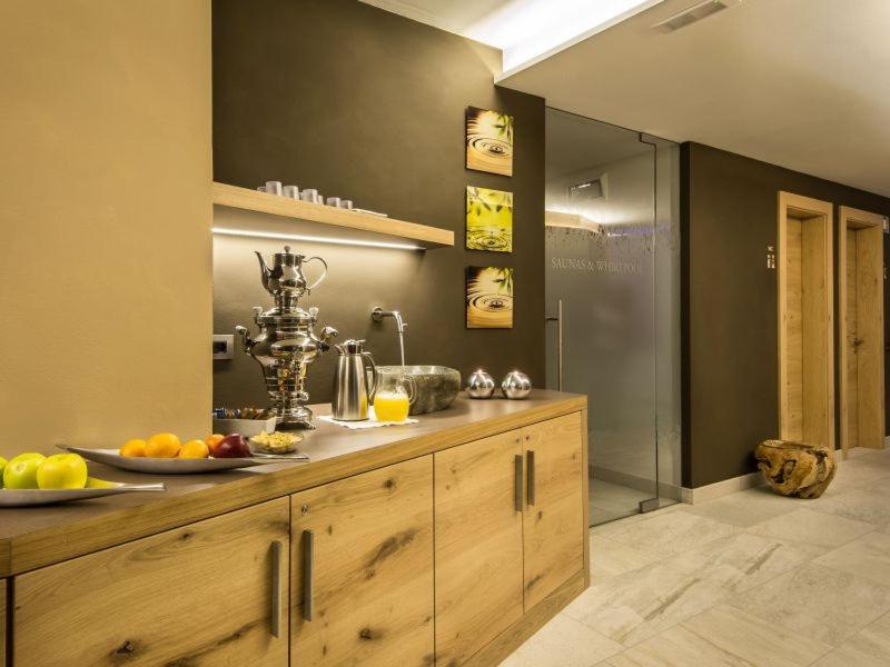 Kuchyň nebo kuchyňský kout v ubytování Hotel La Fradora - Dolomites Hotel